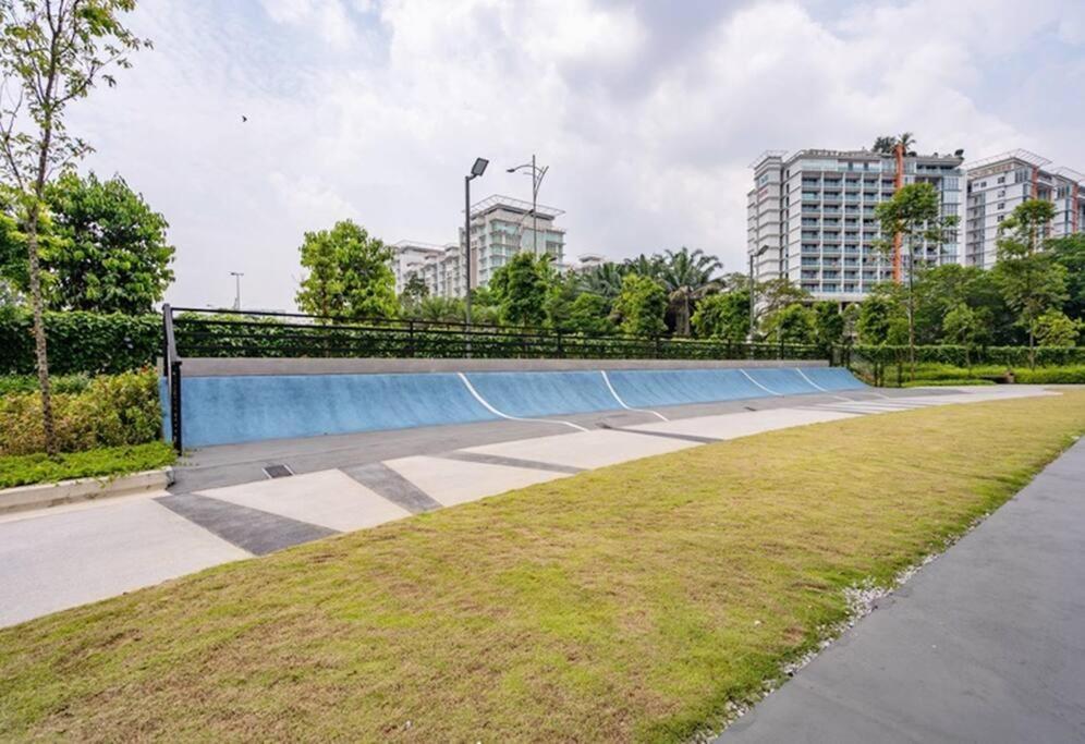 H2O Retreat Studio Home 5Min To Lrt By Premium Stay Петалинг-Джая Экстерьер фото